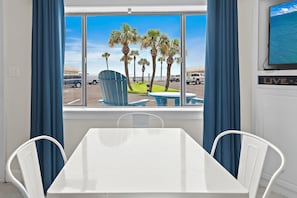 Townhouse, 1 Tempat Tidur Queen dengan tempat tidur Sofa (Capri by the Gulf 101) | Tempat makan