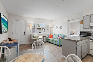 House, 1 King Bed with Sofa bed (Capri by the Gulf 104) | Living area