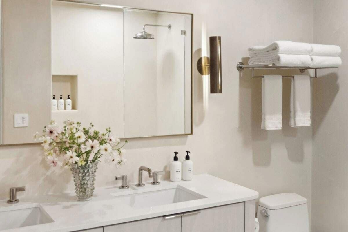 Deluxe Apartment, 1 King Bed with Sofa bed, Balcony, Mountain View | Bathroom | Designer toiletries, hair dryer, slippers, towels