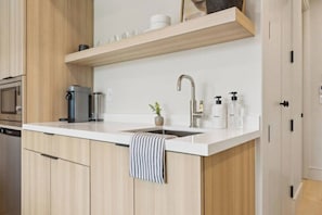 Executive Apartment, 1 King Bed, Kitchenette, Mountain View | Private kitchen - Casa Riviera (Santa Barbara)