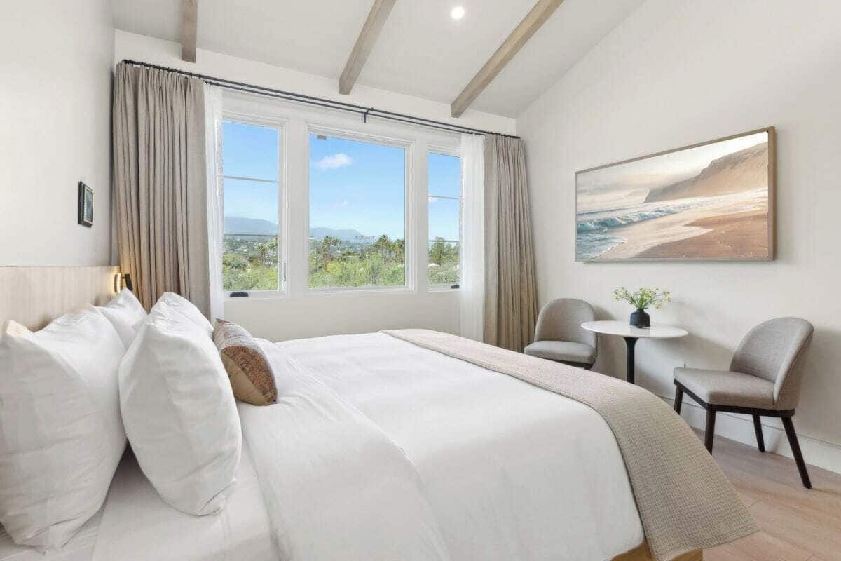 Executive Studio, 1 King Bed, Kitchenette, Mountain View | Egyptian cotton sheets, premium bedding, memory foam beds, in-room safe