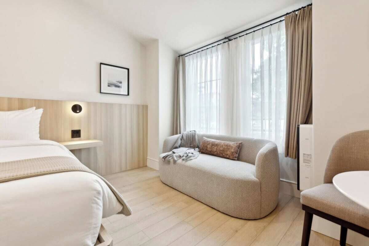 Executive Studio, 1 King Bed, Kitchenette | Egyptian cotton sheets, premium bedding, memory foam beds, in-room safe