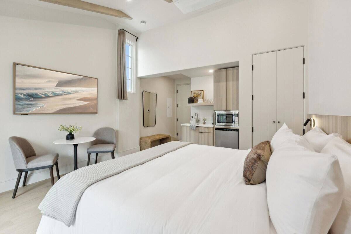 Executive Studio, 1 King Bed, Kitchenette | Egyptian cotton sheets, premium bedding, memory foam beds, in-room safe