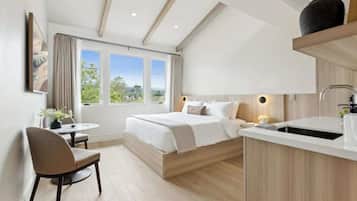 Executive Apartment, 1 King Bed, Kitchenette, Mountain View | Interior