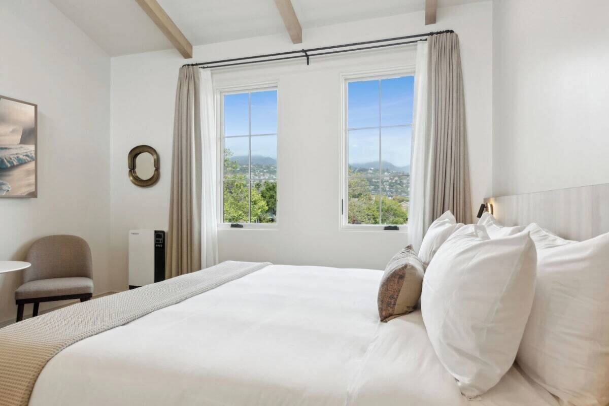 Executive Studio, 1 King Bed, Kitchenette, Mountain View | Egyptian cotton sheets, premium bedding, memory foam beds, in-room safe