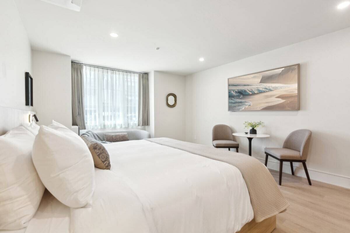 Executive Studio, 1 King Bed, Kitchenette | Egyptian cotton sheets, premium bedding, memory foam beds, in-room safe
