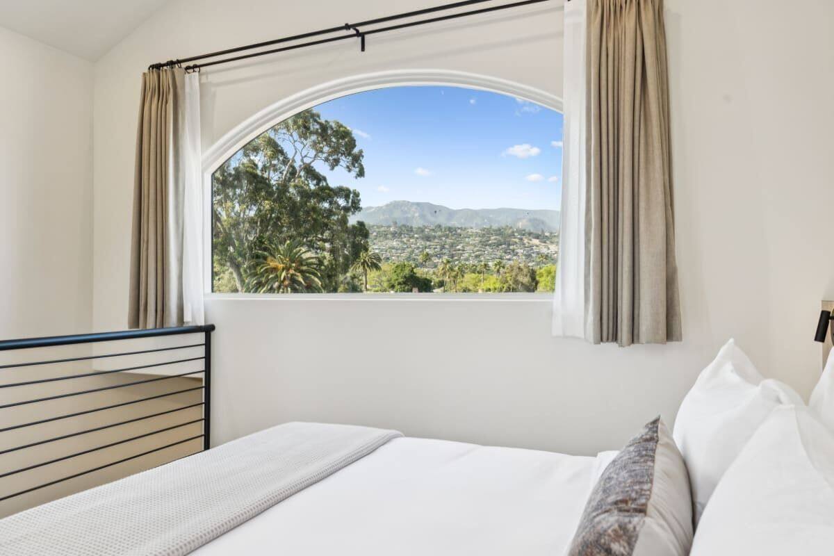 Executive Apartment, 1 King Bed with Sofa bed, Balcony, Mountain View | Egyptian cotton sheets, premium bedding, memory foam beds, in-room safe