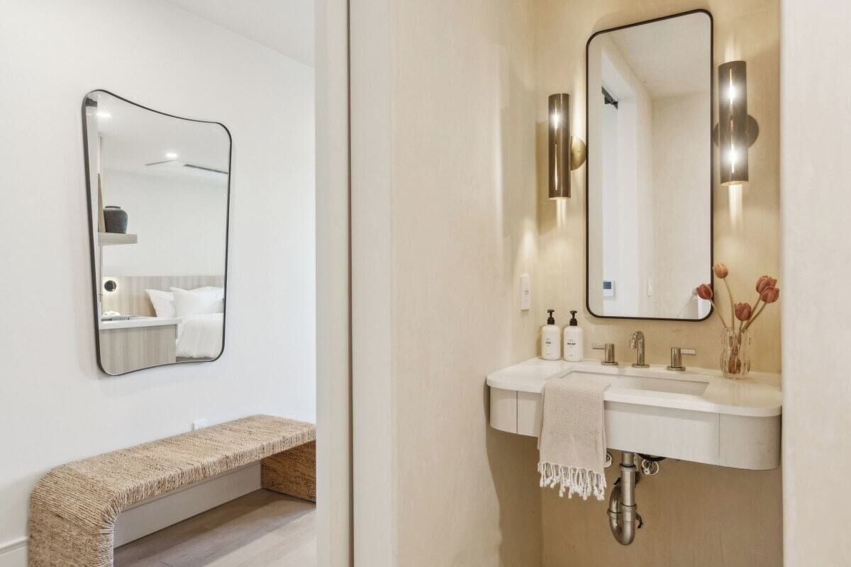 Executive Apartment, 1 King Bed, Kitchenette | Bathroom | Designer toiletries, hair dryer, slippers, towels