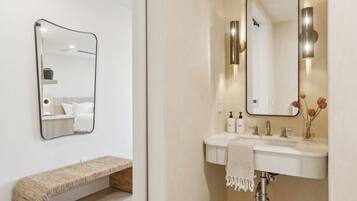 Executive Apartment, 1 King Bed, Kitchenette | Bathroom | Designer toiletries, hair dryer, slippers, towels