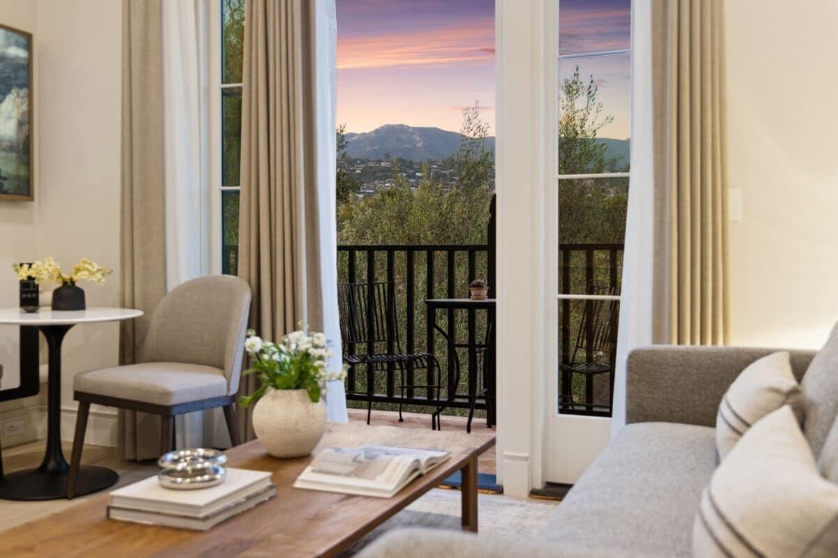 Executive Apartment, 1 King Bed with Sofa bed, Balcony, Mountain View | Egyptian cotton sheets, premium bedding, memory foam beds, in-room safe