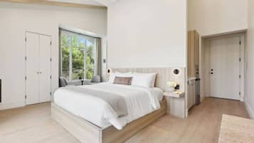 Estudio ejecutivo, balcón, vista a la montaña | Sábanas de algodón egipcio y ropa de cama de alta calidad