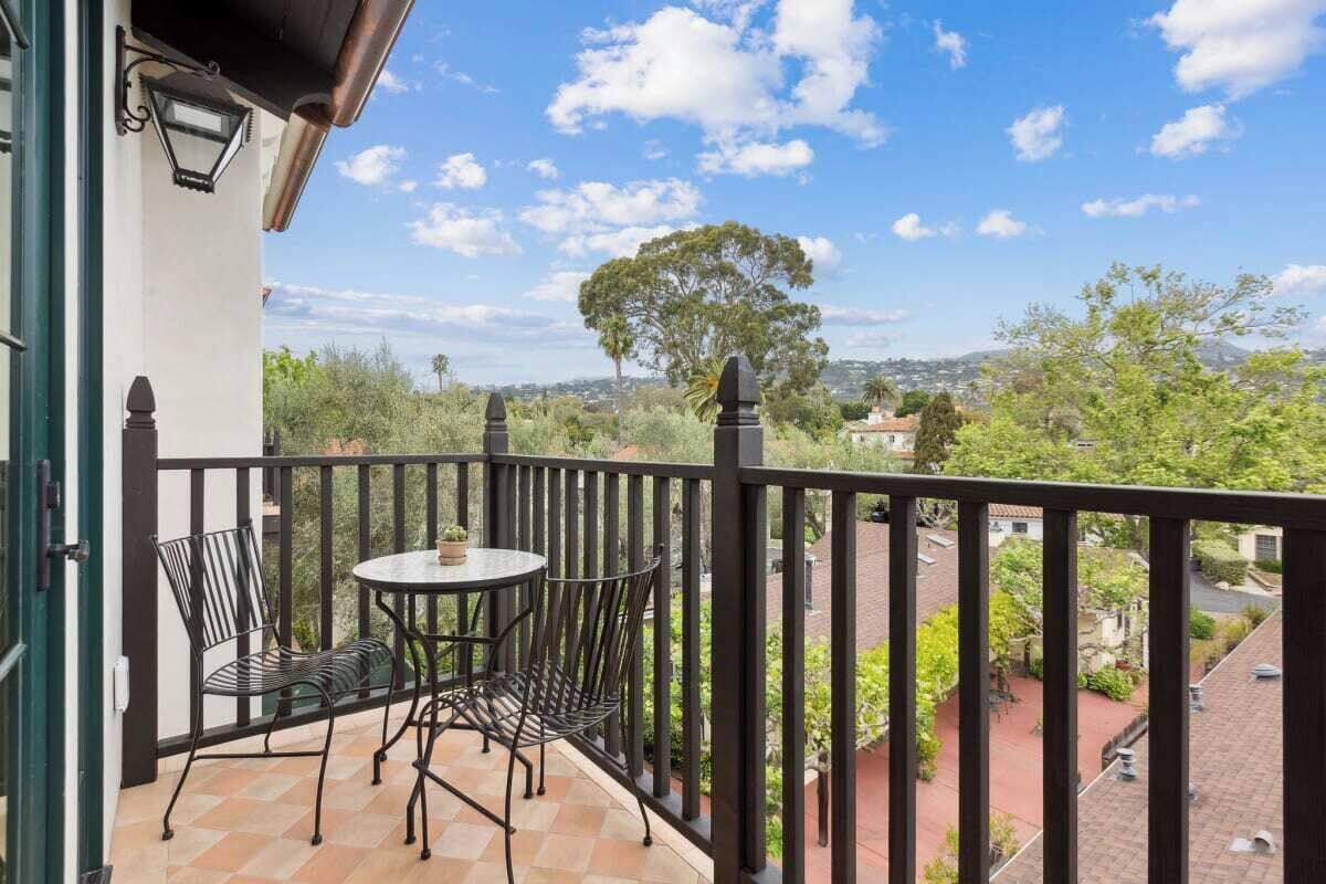 Executive Studio, 1 King Bed, Kitchenette, Mountain View | Egyptian cotton sheets, premium bedding, memory foam beds, in-room safe