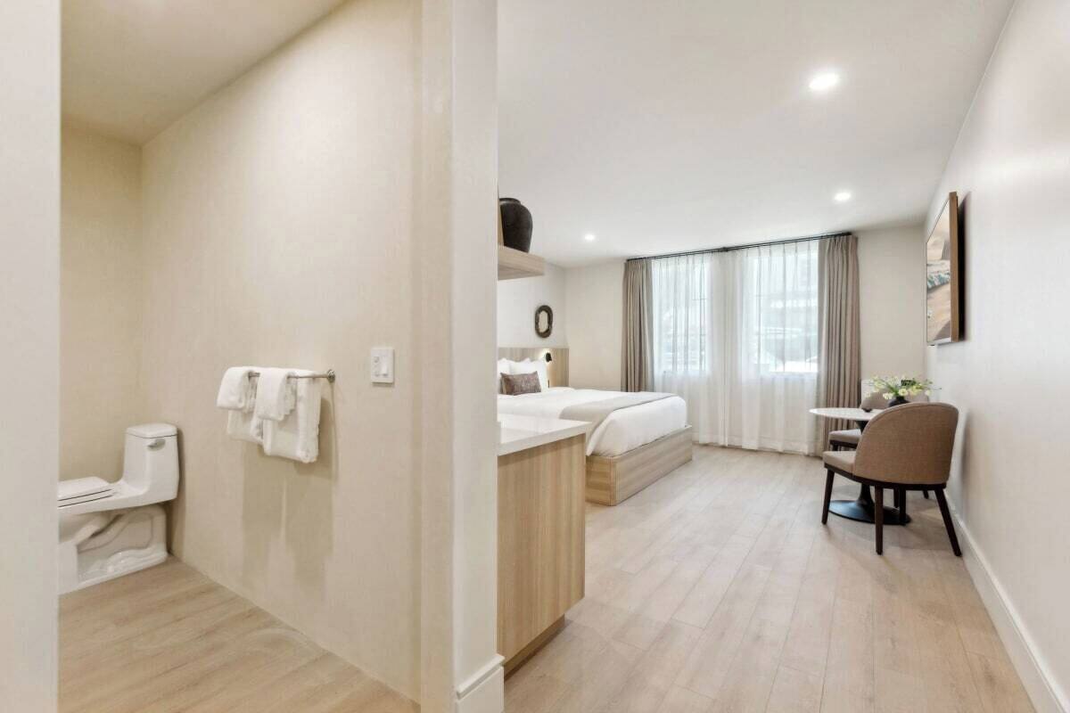 Executive Studio, 1 King Bed, Kitchenette | Egyptian cotton sheets, premium bedding, memory foam beds, in-room safe