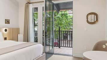 Executive Apartment, 1 King Bed, Kitchenette | Interior