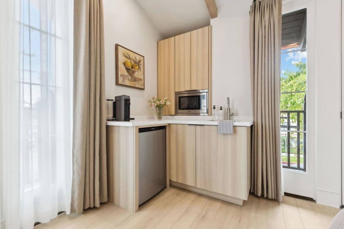 Executive Studio, 1 King Bed, Kitchenette | Egyptian cotton sheets, premium bedding, memory foam beds, in-room safe