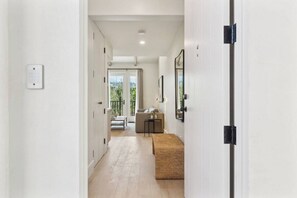 Gác Executive, 1 giường cỡ king và sofa giường, ban công, quang cảnh núi | Bộ trải giường bằng vải cotton Ai Cập, bộ đồ giường cao cấp 
