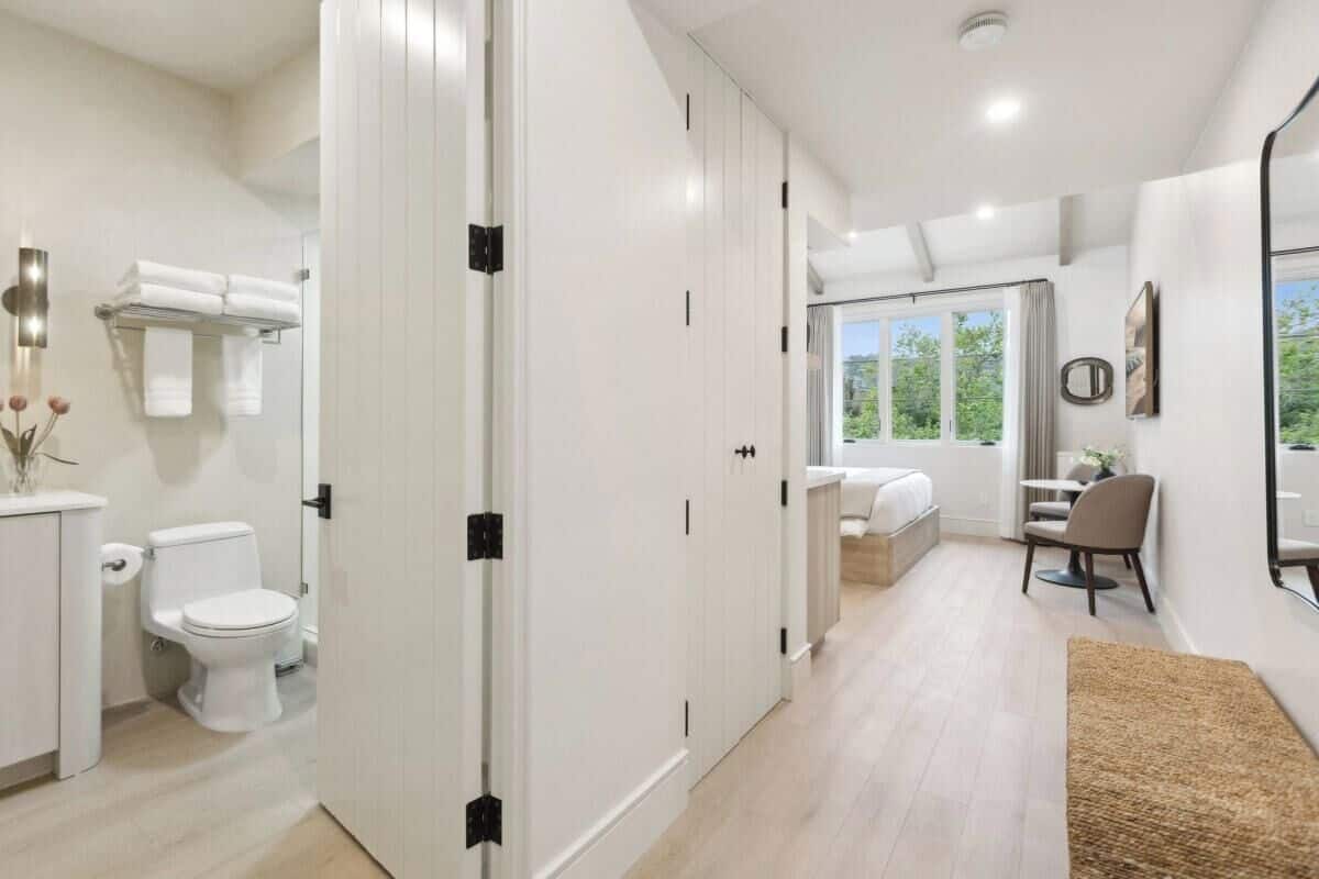 Executive Studio, 1 King Bed, Kitchenette, Mountain View | Egyptian cotton sheets, premium bedding, memory foam beds, in-room safe