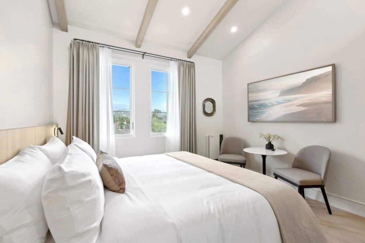 Executive Studio, 1 King Bed, Kitchenette, Mountain View | Egyptian cotton sheets, premium bedding, memory foam beds, in-room safe