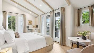 Executive Studio, 1 King Bed, Kitchenette | Egyptian cotton sheets, premium bedding, memory foam beds, in-room safe