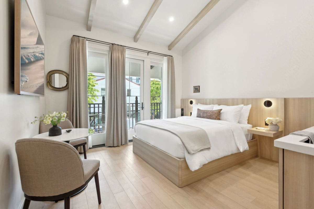 Executive Studio, 1 Queen Bed, Kitchenette | Egyptian cotton sheets, premium bedding, memory foam beds, in-room safe