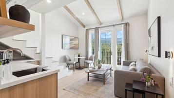 Executive Loft, 1 King Bed with Sofa bed, Balcony, Mountain View