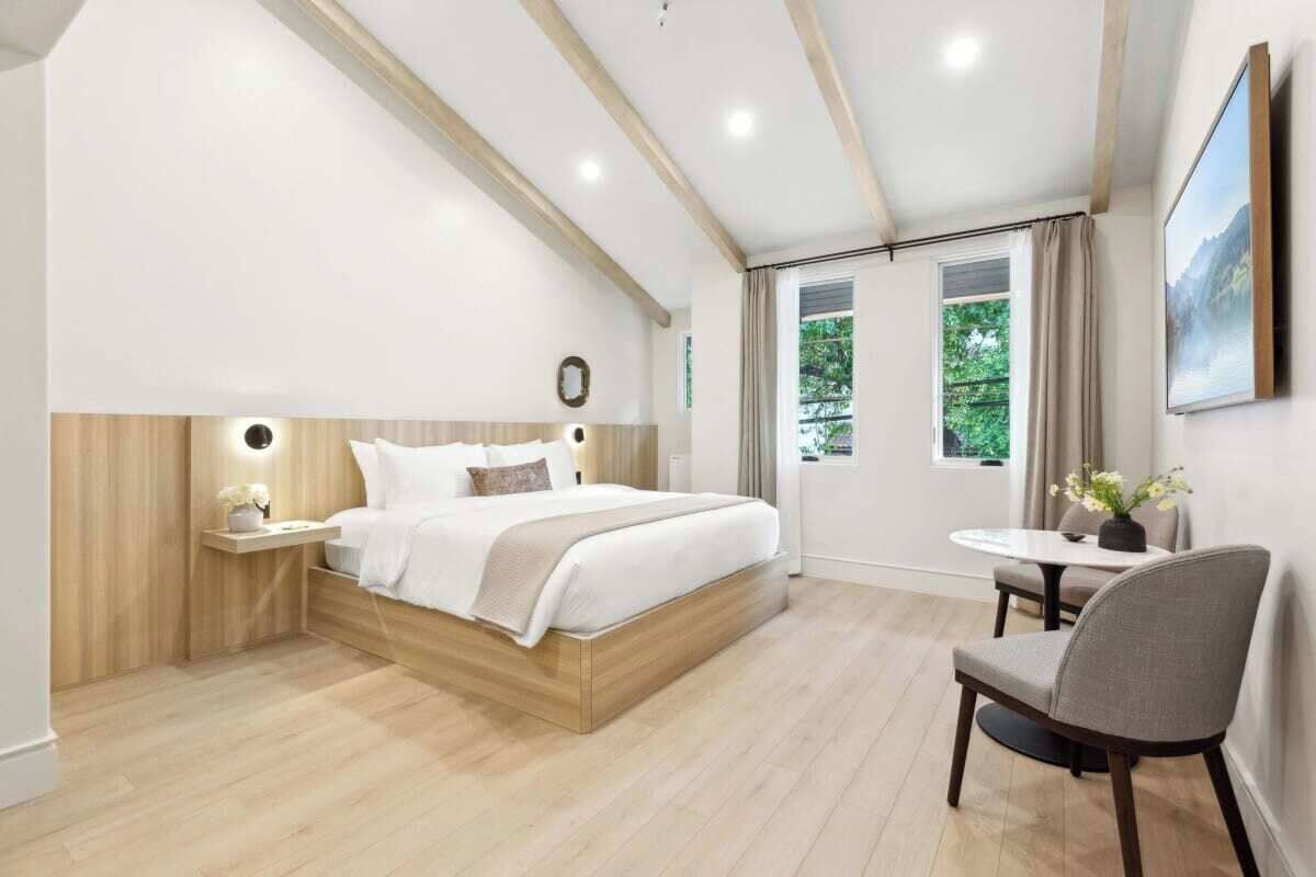 Executive Studio, 1 King Bed, Kitchenette | Egyptian cotton sheets, premium bedding, memory foam beds, in-room safe