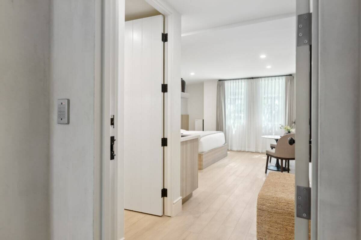 Executive Studio, 1 King Bed, Kitchenette | Egyptian cotton sheets, premium bedding, memory foam beds, in-room safe