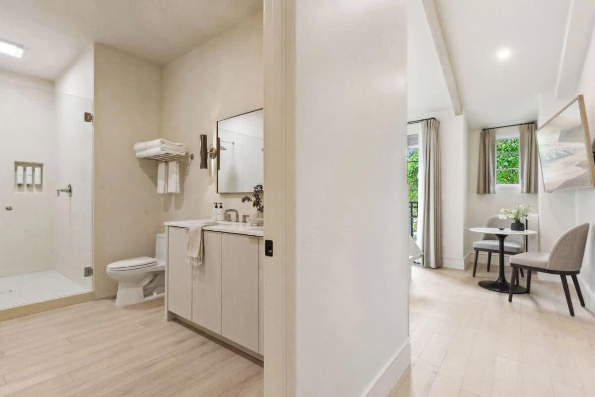 Un baño moderno con ducha, inodoro y lavabo.