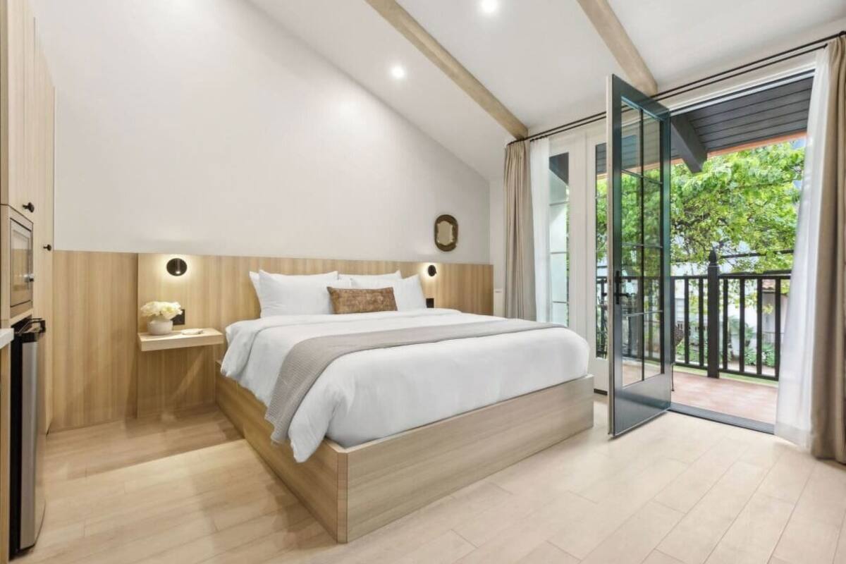 Executive Studio, 1 King Bed, Kitchenette | Egyptian cotton sheets, premium bedding, memory foam beds, in-room safe