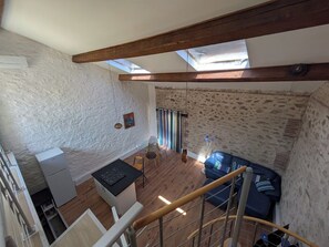 Una Smart TV, una chimenea