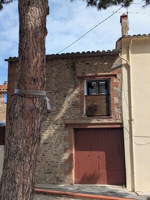 Exterior detail - Comfortable 80 m2 self-contained studio, 10 minutes from the sea. (Unknown)