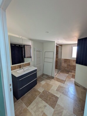 Ducha, secador de pelo, toallas y papel higiénico