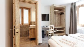 Double/Twin room ground floor | 1 bedroom, iron/ironing board, free WiFi