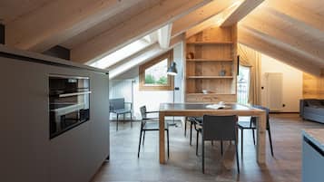 Deluxe three-room apartment (attic) | Coin séjour