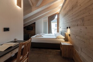 Double/Twin room mountain view | Tabla de planchar con plancha y wifi gratis