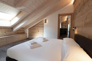 Deluxe three-room apartment (attic)