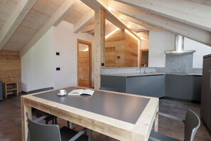 Deluxe three-room apartment (attic) | Área de sala de estar | Televisión de pantalla plana 