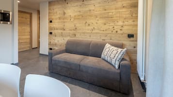 Superior three-room apartment first floor | Área de estar | TV de tela plana