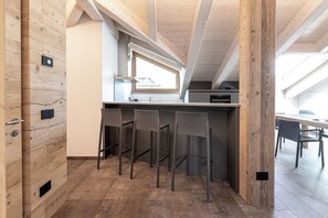 Deluxe three-room apartment (attic) | Private kitchen | High chair - BAITA LARIX BORMIO (Bormio)