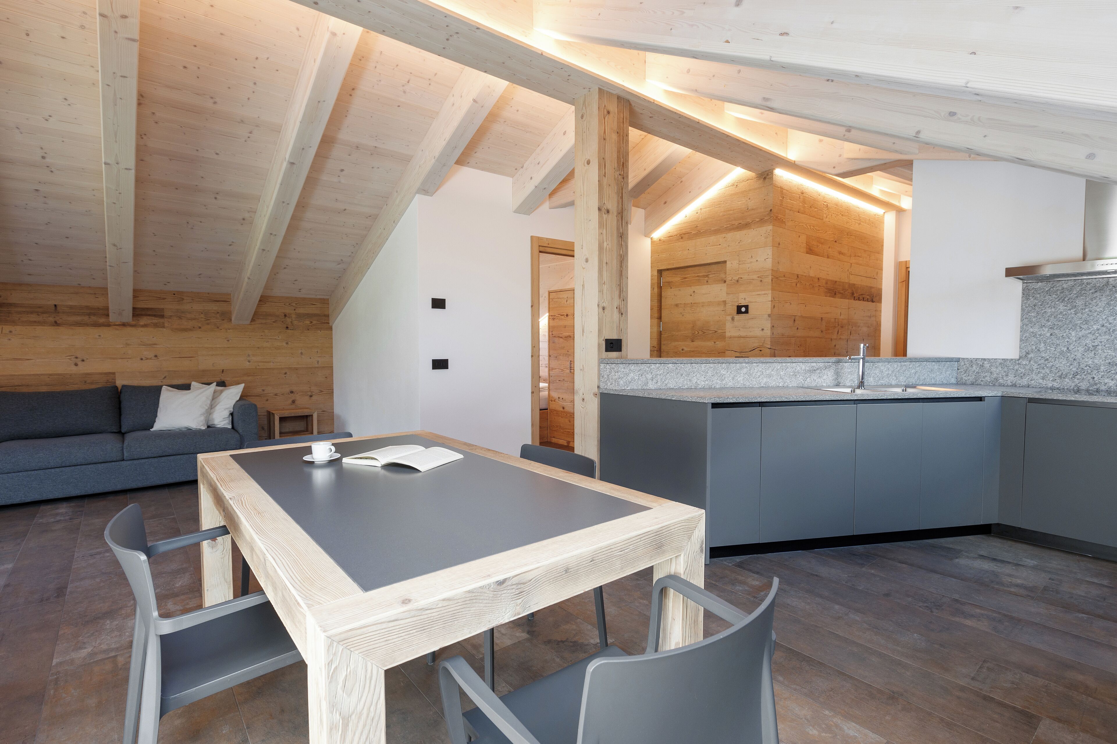 Deluxe three-room apartment (attic) | Eigene Küche | Hochstuhl