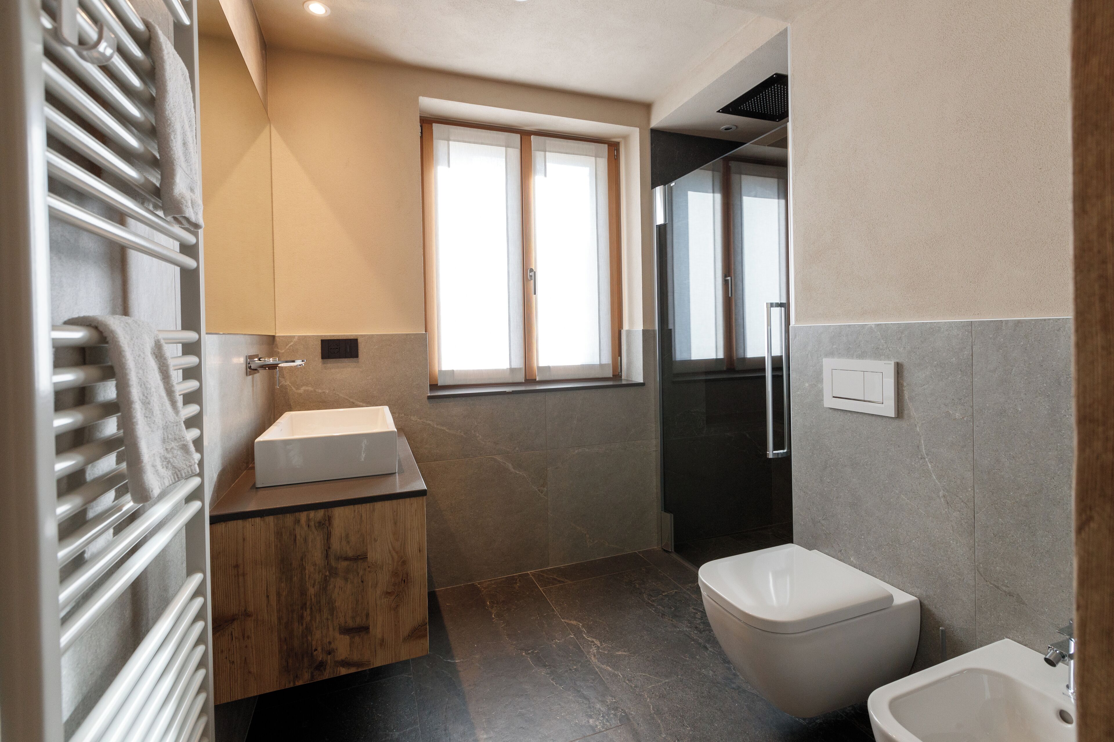 Un baño moderno con lavamanos integrado, un inodoro y un bidé.
