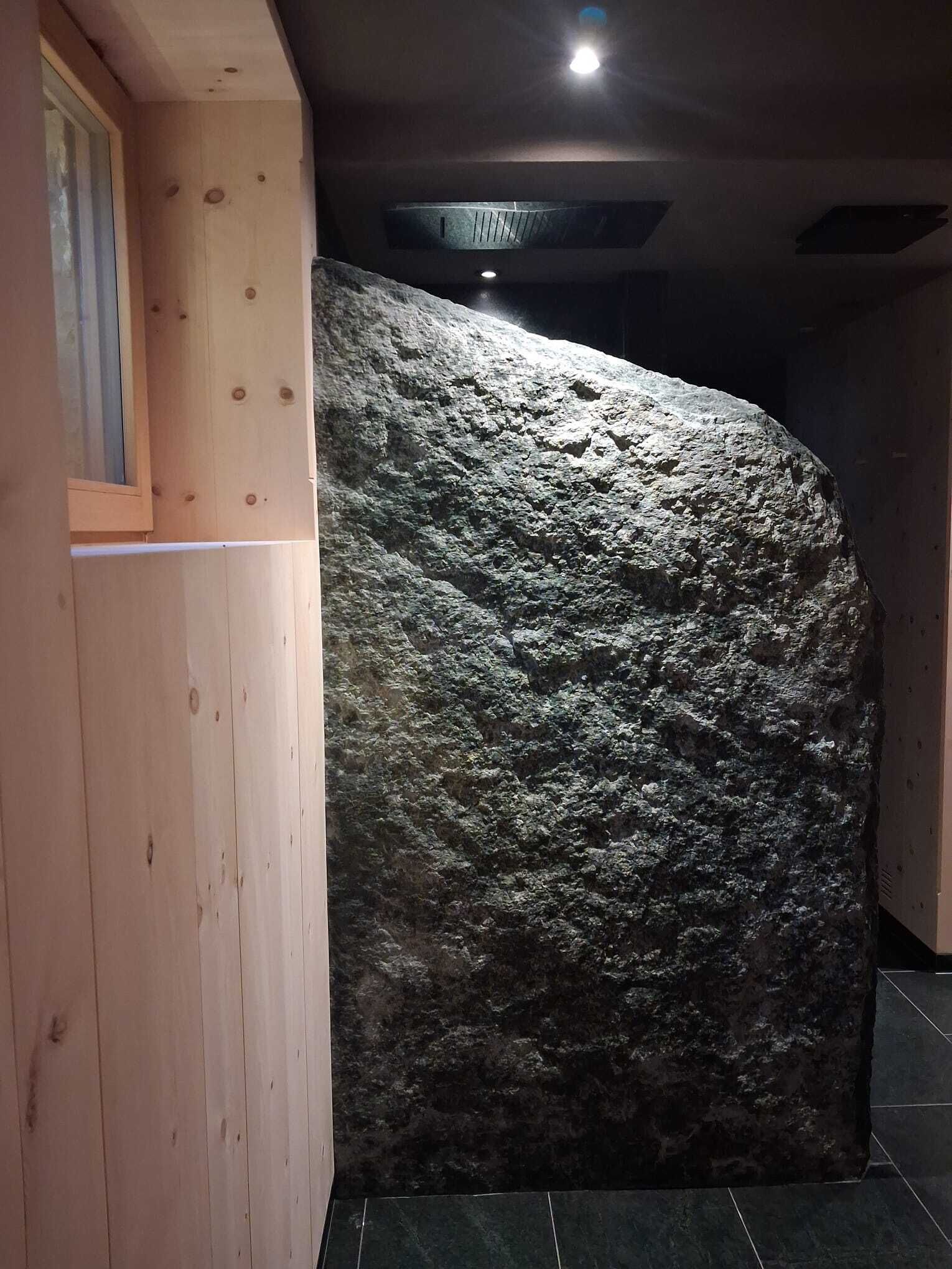 Eine große Felsenstele in einer Diele mit Holzvertäfelung und Fliesenboden.