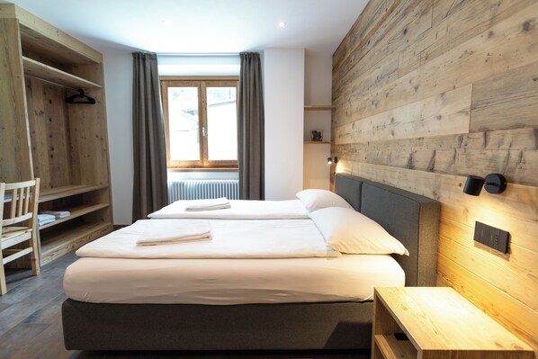 Double/Twin room ground floor | 1 bedroom, iron/ironing board, free WiFi