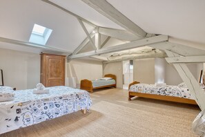 6 bedrooms, iron/ironing board, WiFi, bed sheets