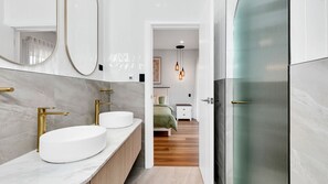 Shower, towels - 13B Alice Street, Jindabyne (Jindabyne)