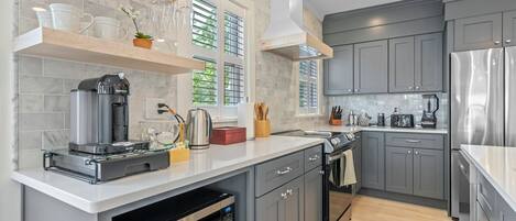 Syöttötuoli, keittoastiat/astiat/ruokailuvälineet, keittiösaareke