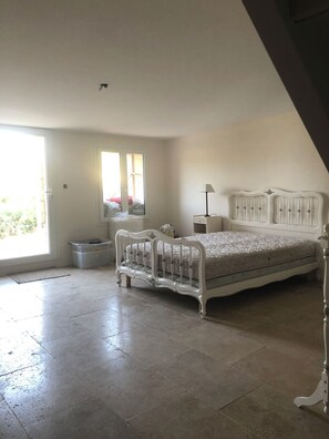 6 dormitoris, planxa i posts de planxar i un bressol de viatge