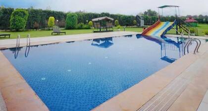 Royal green Spacious farmhouse with 8 bedrooms and AC, WiFi in charming Sohna