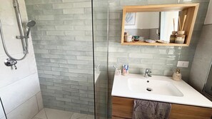 Dusche, Haartrockner, Bidet, Handtücher