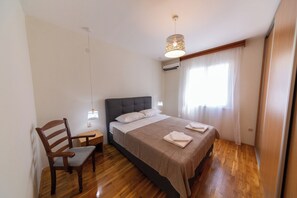 2 habitaciones, tabla de planchar con plancha y ropa de cama 